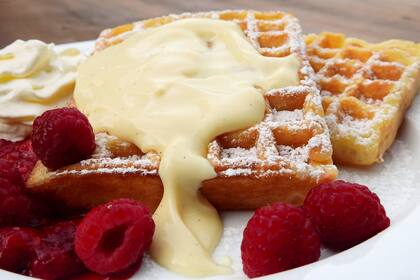 Crema "custard" de vainilla sobre waffles.
