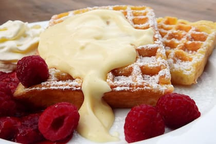 Crema "custard" de vainilla sobre waffles.
