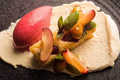 Crema de almendras y clafoutis de ciruelas con hojas de albahaca y un toque de aceite de oliva