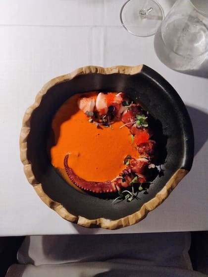 Crema de langostinos rojos con pulpo grillado, un plato del menú actual ideado por Jorge Cortés.