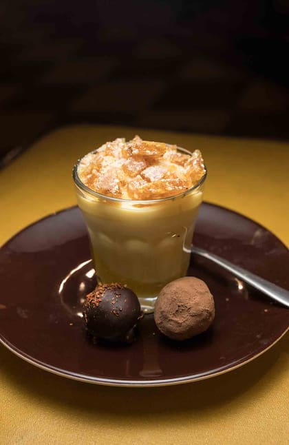 Crema de mango y trufas de chocolate amargo enchilado de La Neta.