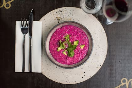 Cremoso de quinoa negra y remolachas asadas con naranjas.