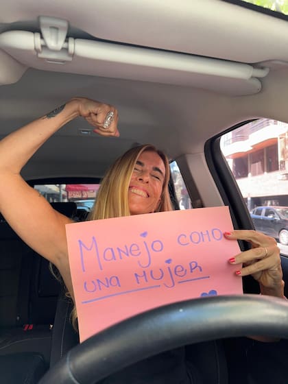 “Creo que cuando una mujer empieza a manejar también cambia la relación con ella misma. Aparece otra seguridad, otra confianza, otra manera de habitar el mundo”, dice Luly