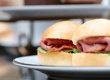 “Creo que el error más común es sumar demasiados ingredientes. El pastrami tiene una personalidad muy marcada y, cuando se agregan muchos sabores, termina perdiéndose el equilibrio. En este caso, menos es más”, sostiene Jaquenod, chef de Croque Madame Palacio Paz