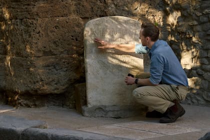 "Creo que Pompeya nos sigue fascinando porque reconocemos nuestra propia humanidad en las personas que vivieron hace 2.000 años. Y eso resulta reconfortante, porque nuestras vidas individuales son muy breves comparadas con la inmensidad de la historia humana", resalta Hiddleston