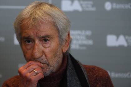 "Creo tener la lucidez del perdedor. Sé que la guerra está perdida, pero hay que salir a librar la batalla diaria de la dignidad para defender las cosas que uno considera que son imprescindibles para salir a la calle con la frente medianamente alta", dijo el actor durante la conferencia de prensa