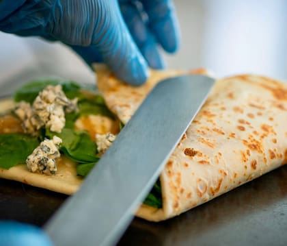 Crêpe de queso azul, peras y cebollas confitadas de L’Atelier Bistró