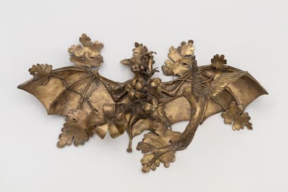 "Crescenta Cujete" (2020), de Lorena Guzmán, incluye un murciélago y un colibrí