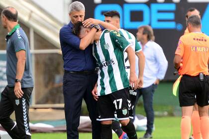 Crespo consuela al chico Fontana, lesionado