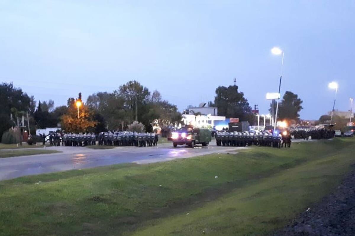Cresta Roja: con camiones hidrantes, Gendarmería desaloja un acampe en la planta de Tristán Suárez