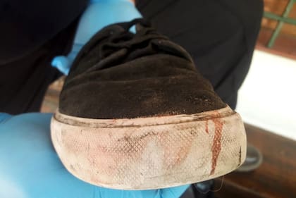 La zapatilla derecha de Thomsen también tenía rastros hemáticos