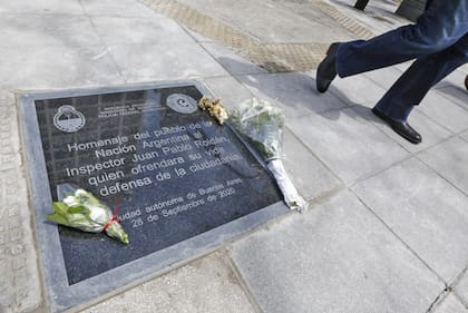Crimen del policía: emotivo homenaje a Juan Pablo Roldán, a un mes del ataque a metros del Malba