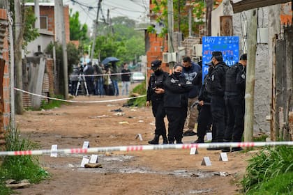 Crimen en zona norte de Rosario: irrumpen al grito de "policía" y matan a tiros a un joven de 23 años.