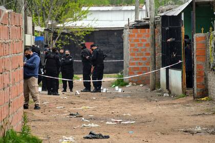 Crimen en zona norte de Rosario: irrumpen al grito de "policía" y matan a tiros a un joven de 23 años.