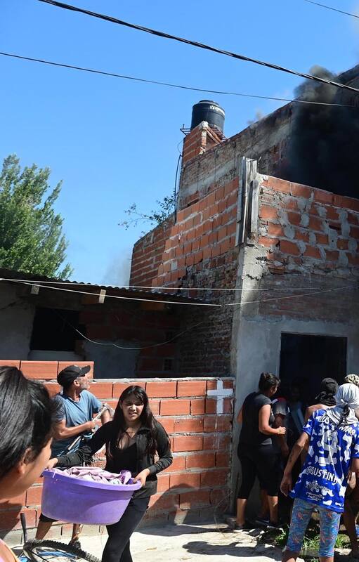 Vecinos del barrio Los Pumitas destruyen las casas de los narcos tras el asesinato del niño Máximo Gerez, el lunes 6 de marzo