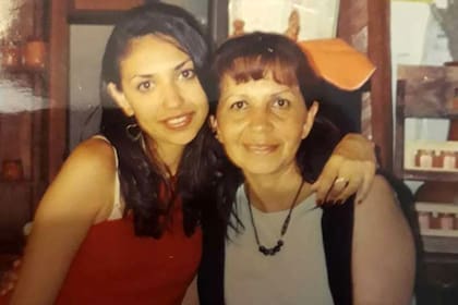 Ana Fernández, con su hija Cintia, asesinada en 2011, en Salta