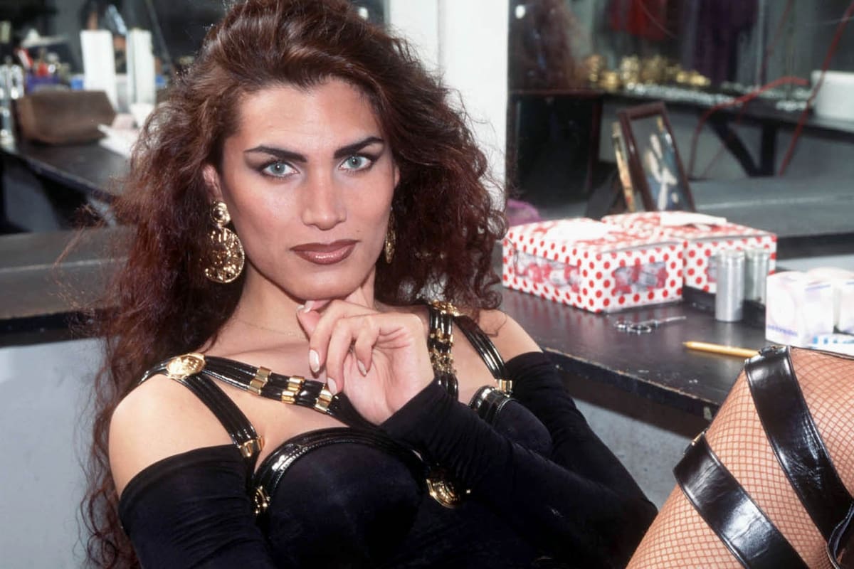 Cris Miró fue la primera vedette transexual del país; murió el 1° de junio de 1999