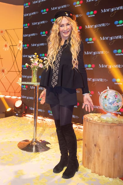 Cris Morena, con shorts, corbata, boina y botas bucaneras.