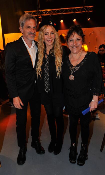 Cris Morena junto a parte del elenco adulto de Margarita, Rafael Ferro y Julieta Calvo