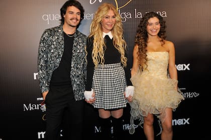 Cris Morena junto a sus protagonistas: Mora Bianchi y Ramiro "Toti" Spangenberg