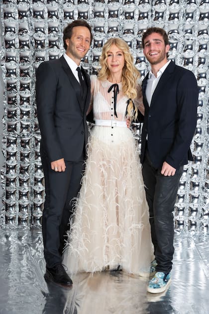Cris Morena recibió el Martín Fierro por 30 años de trayectoria acompañada por su hijo, Tomás Yankelevich, y su nieto, Valentín Giordano. La productora llevó un vestido con plumas y transparencias de Verónica de la Canal. Sobre el escenario, dijo: “Gracias, Gustavo Yankelevich, por la vida juntos, por nuestros hijos maravillosos y por el camino que abrimos. Gracias, Romina, mi alma, mi musa inspiradora por siempre".