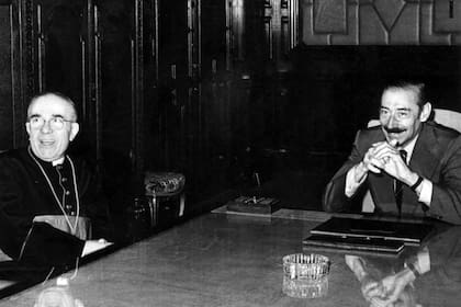 El cardenal Samoré en su reunión con Videla, en 1979
