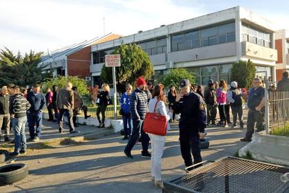 Crisis en Chubut: empleados estatales tomaron el Ministerio de Economía