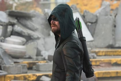 Stephen Amell se despide de Arrow, la serie que le dio origen al éxito, en Crisis en Tierras infinitas