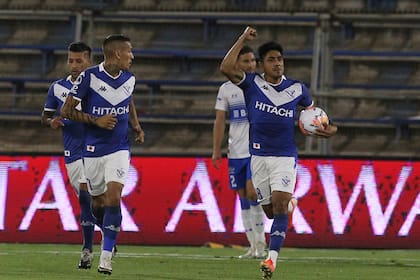 Cristian Tarragona convirtió de penal el primer gol de Vélez en el partido contra Universidad Católica, en Chile y por la vuelta de los cuartos de final de la Copa Sudamericana.