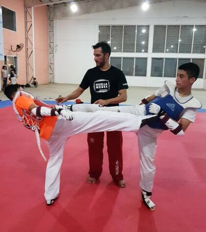 Crismanich, maestro: dando clases a chicos