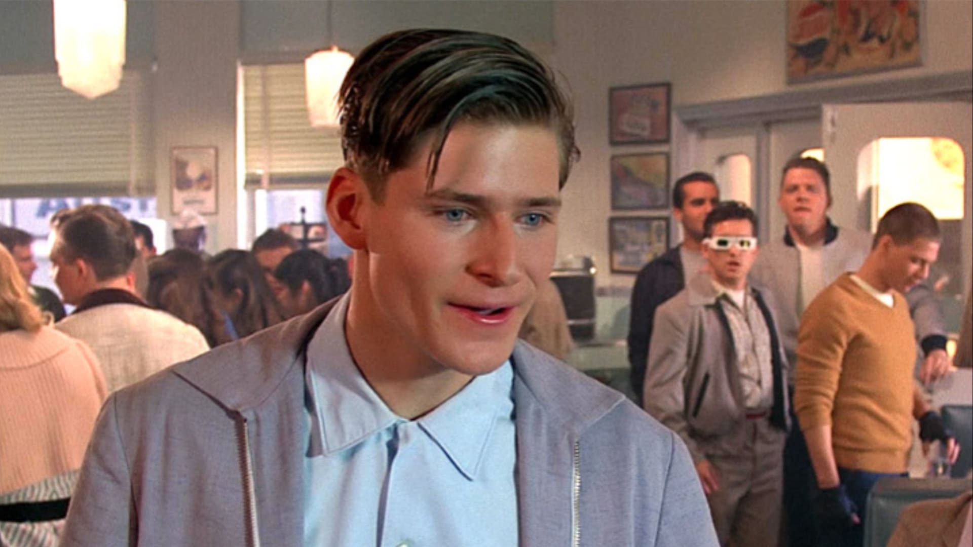 Crispin Glover en la piel de George McFly, el antihéroe de la película Volver al futuro