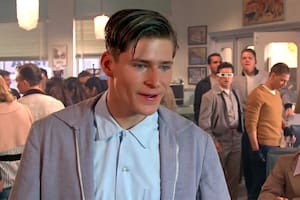 Crispin Glover en la piel de George McFly, el antihéroe de la película Volver al futuro
