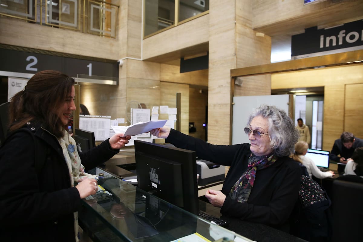 Cristana Aristu ayuda a quienes van a hacer trámites