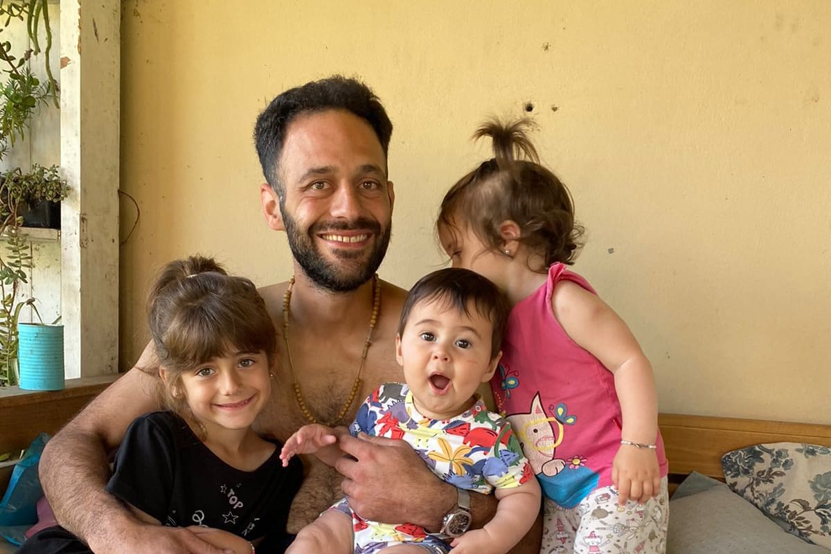 Cristhian Schmidt, de 37 años y padre de dos hijas, necesita un tratamiento para la enfermedad genética degenerativa que padece