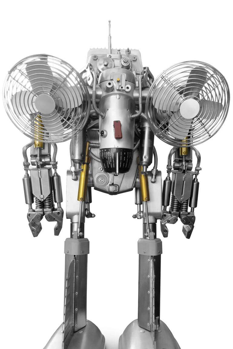 Uno de los "robots" de Cristian Castro, objeto de arte construido a partir de chatarra