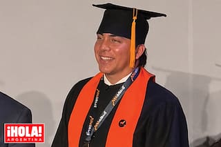 Terminó la secundaria a los 51, cantó una canción especial y su famosa madre causó sorpresa