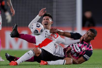 Cristian Agustín Fontana de River Plate de Argentina, izquierda, recibe una falta de Jorge Luis Ramos de Independiente Santa Fe de Colombia durante un partido de fútbol de la Copa Libertadores en Buenos Aires, Argentina, el miércoles 19 de mayo de 2021.
