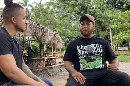 Cristian Alberto (derecha), el hijo de Nelson de la Rosa, en una entrevista que le hicieron en República Dominicana en 2024
