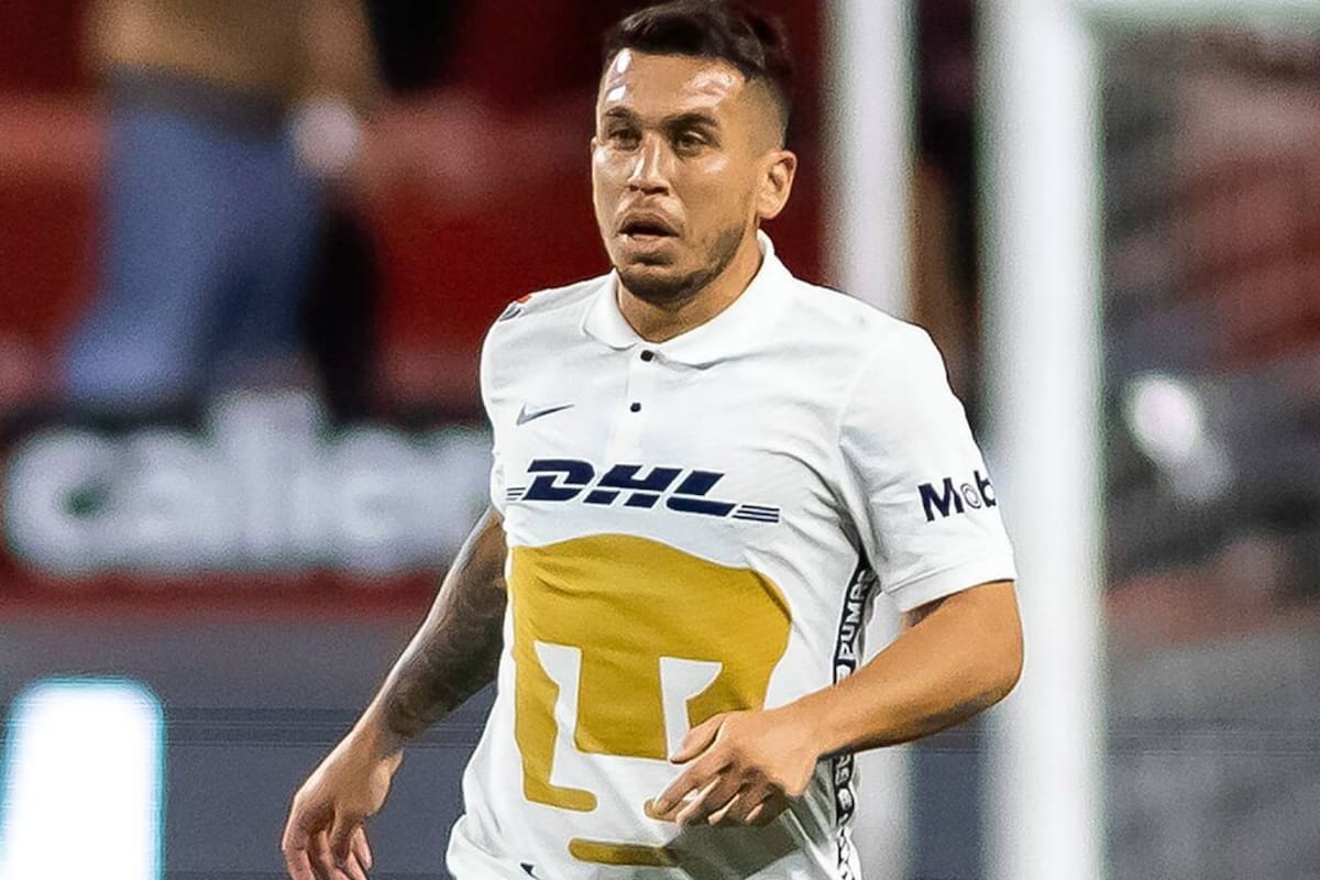 Cristian Battocchio con la camiseta de los Pumas de México