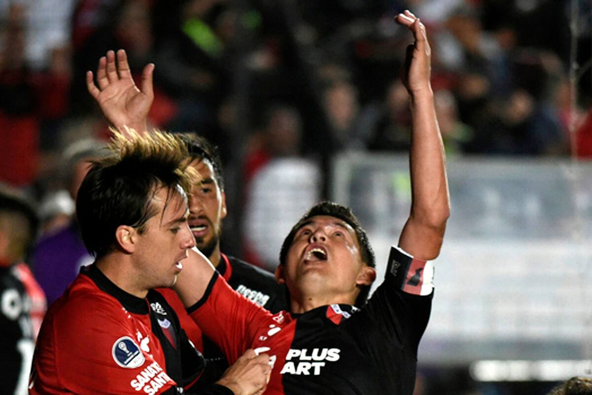 Cristian Bernardi y Luis Pulga Rodríguez; Colón vive días de tensión por el apriete de la barra y el delantero ya planifica irse de Santa Fe