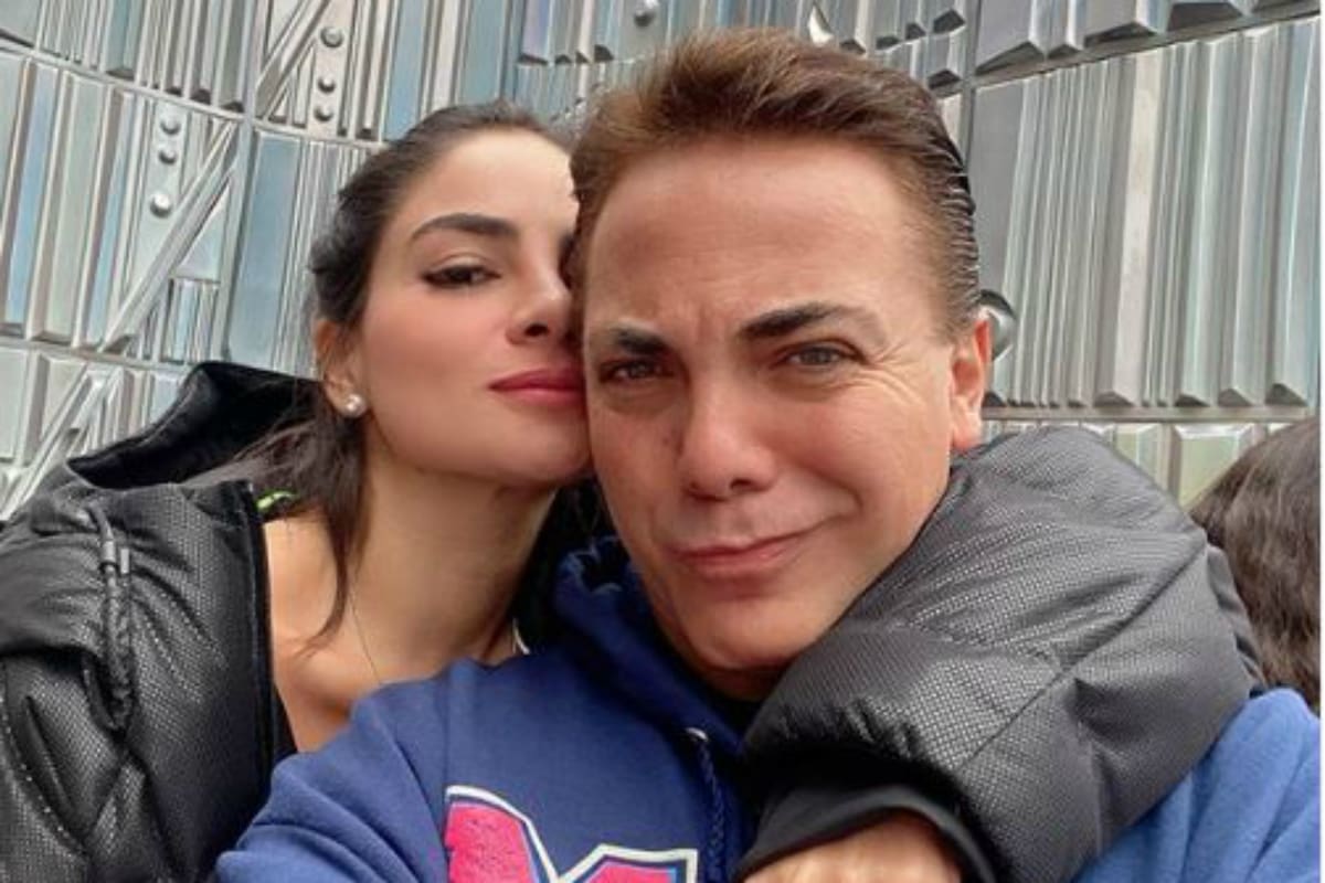 Cristian Castro junto a su novia Martha Muvdi