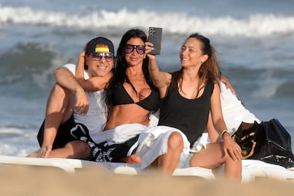Cristian Castro y su novia, Mariela Sánchez, disfrutan de un día de Playa en Punta del Este rodeados de amigos