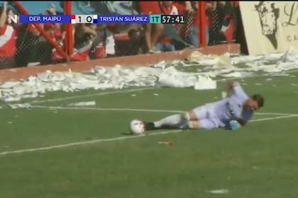 Cristian Correa cae en el área, tras recibir el impacto de una bengala desde la tribuna de Deportivo Maipú