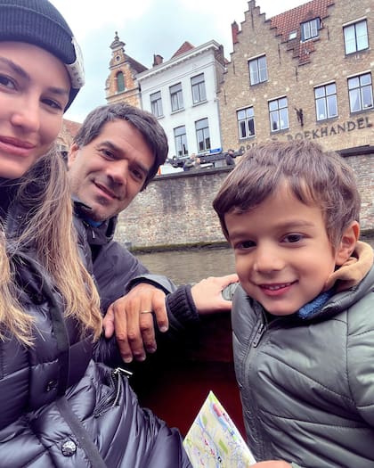 Cristian Cúneo Libarona y Luli Fernández con su hijo Indalecio