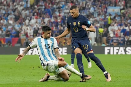 Cristian 'Cuti' Romero intercepta a Kylian Mbappé en la final del Mundial Qatar 2022: durante todo el partido se midieron