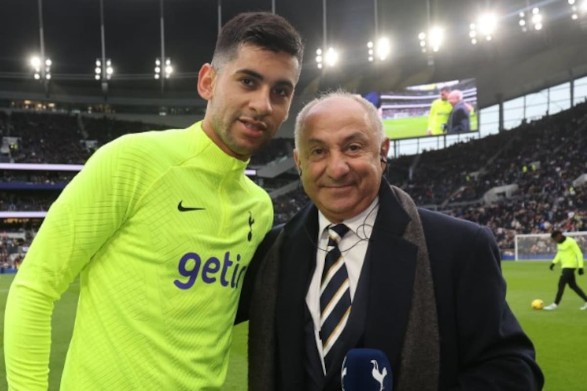 Cristian Cuti Romero y Osvaldo Ardiles, en el regreso del campeón del mundo en Qatar 2022 a Tottenham