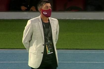 Cristian Díaz, el argentino entrenador de Jorge Wilstermann, siguió de cerca el partido con el uso del tapabocas
