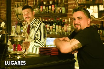 Cristian Díaz Gattuso y el bartender Santiago Arenas