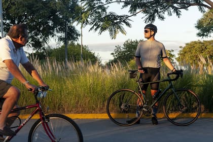 Cristian entrena en la bicisenda de Vicente López, bordeando el río