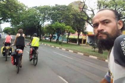 Cristian fue interceptado por dos hombres en una camioneta blanca mientras pedaleaba por las calles de Rio de Janeiro